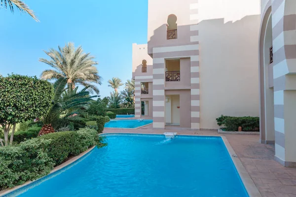 Hermosa piscina y palmeras en Egipto — Foto de Stock