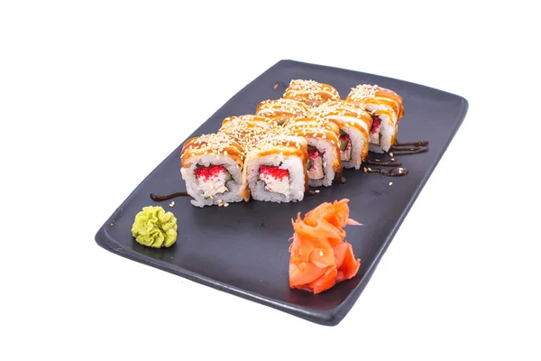 Japonské mořské plody Sushi rolka izolované na bílém zblízka. Japonská restaurace, sushi maki gunkan rolka nebo talíř set. Maki sushi rolky s lososem a avokádem. Sushi izolované v bílém — Stock fotografie