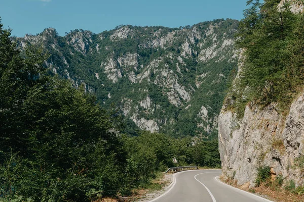 Empty route and small tunnel in mountain — Stock Photo, Image