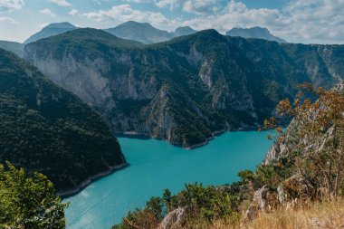 Çevre turizmi ve aktif eğlence kavramı. Ulusal Park. Ormanlık dağlarda Zümrüt Dağı gölü. Sonbaharda güneşli bir gün