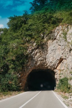 Boş yol ve dağda küçük bir tünel.