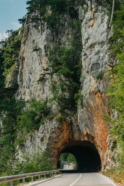 Empty route and small tunnel in mountain — Stock Photo, Image