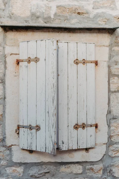 Jendela tua dengan jendela kayu di dinding stuko kuning dan menyalin jendela Old Shutter dengan bunga. Montenegro. Mediterania. Sebuah WINDOW OLD IN A MEDITERRANEAN CITY. jalan dengan houses.old lama — Stok Foto