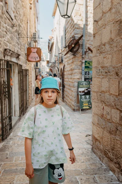 Dívka Turistické Procházky Starověké Úzké Ulice Na Krásný Letní Den Ve Středověkém Městě, Staré Město BUDVA, MONTENEGRO. Mladá krásná veselá žena kráčející po Staré ulici — Stock fotografie