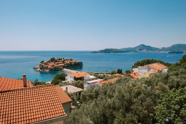 Sveti Stefan, Karadağ 'ın Adriyatik kıyısında Budva yakınlarında küçük bir adadır. Resort, Aman Sveti Stefan olarak da bilinir. Sveti Stefan yarımadası Budva, Karadağ ve Avrupa 'da Adriyatik Denizi üzerinde