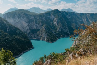 Çevre turizmi ve aktif eğlence kavramı. Ulusal Park. Ormanlık dağlarda Zümrüt Dağı gölü. Sonbaharda güneşli bir gün