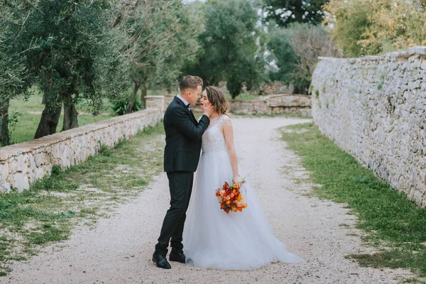 Tuscany, İtalya 'da düğün günlerinde yürüyen mutlu, güler yüzlü bir çift. Gelin ve damat sokakta ellerinin arasında yürürler. Genç ve şık bir çift yürüyor. Karı koca güzelce anlaşıyorlar.