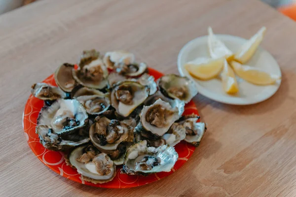 Färska ostron med lime. Lyxiga skaldjur på tallriken. — Stockfoto