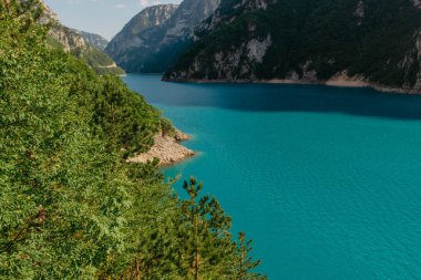 Çevre turizmi ve aktif eğlence kavramı. Ulusal Park. Ormanlık dağlarda Zümrüt Dağı gölü. Sonbaharda güneşli bir gün