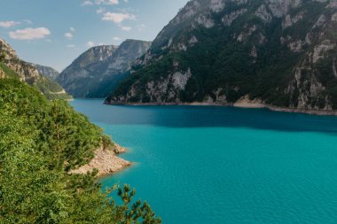 Çevre turizmi ve aktif eğlence kavramı. Ulusal Park. Ormanlık dağlarda Zümrüt Dağı gölü. Sonbaharda güneşli bir gün