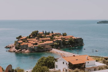 Sveti Stefan, Karadağ 'ın Adriyatik kıyısında Budva yakınlarında küçük bir adadır. Resort, Aman Sveti Stefan olarak da bilinir. Sveti Stefan yarımadası Budva, Karadağ ve Avrupa 'da Adriyatik Denizi üzerinde