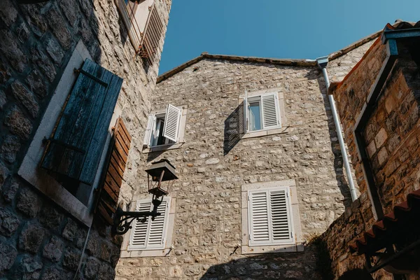 Ciudad Vieja, Budva, Montenegro. Pintoresca plaza en el casco antiguo medieval bien conservado con tiendas, cafeterías y restaurantes en los Balcanes. La vista de Budva fortaleza medieval de Santa María, Ciudadela —  Fotos de Stock