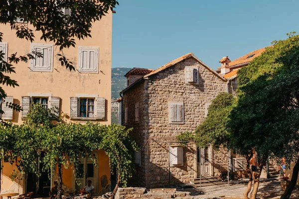 Old Town, Budva, Montenegro. Picturesque square in the well preserved medieval Old town with shops, cafes and restaurants in the Balkans. The view of Budva medieval fortress of St. Mary, Citadel — Stock Photo, Image