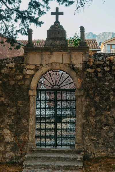 Pemandangan indah pantai Teluk Kotor dan Gereja St.Eustaces di desa Dobrota di Montenegro. Gereja St. Eustachius terletak di Dobrota, Kotor Montenegro. — Stok Foto
