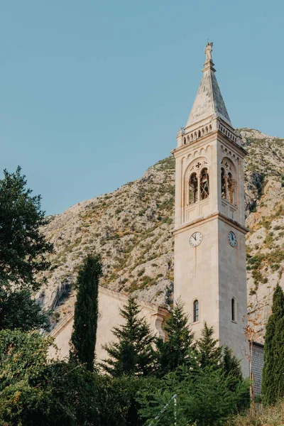 Hermosa vista de la costa de la bahía de Kotor y la iglesia de San Eustaquio en el pueblo Dobrota en Montenegro. Iglesia de San Eustaquio se encuentra en Dobrota, Kotor Montenegro. —  Fotos de Stock