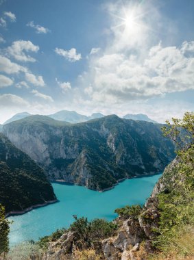 Çevre turizmi ve aktif eğlence kavramı. Ulusal Park. Ormanlık dağlarda Zümrüt Dağı gölü. Sonbaharda güneşli bir gün