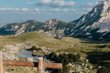 Gün doğarken Dağ Vadisi. Doğal yaz manzarası. Dağ zirvesi yeşil doğa manzarası. Yeşil tepe manzarası