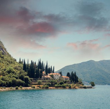 Adriyatik Denizi Kotor Körfezi, Karadağ. Doğal manzaranın güzel manzarası. Kotor kıyısı. Manzaralı yaz manzarası. Yaz tatili.