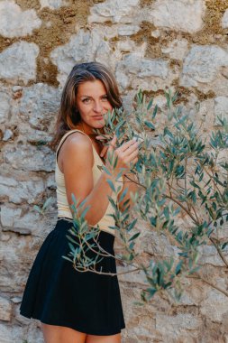 MEDITERRANEAN MEDİEVAL ŞEHRİ, OLD TOWN BUDVA, MONTENEGRO 'DA Güzel bir Yaz Günü' nde Antik Narrow Caddesi 'nde Yürüyen Kız Turist. Genç, güzel, neşeli bir kadın Old Street 'te yürüyor.