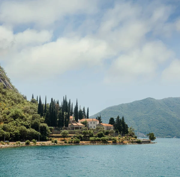 Zatoka Kotor nad Morzem Adriatyckim, Czarnogóra. Piękny widok na naturalny krajobraz. brzeg Kotoru. Malowniczy letniskowy krajobraz. letni wypoczynek, wakacje — Zdjęcie stockowe