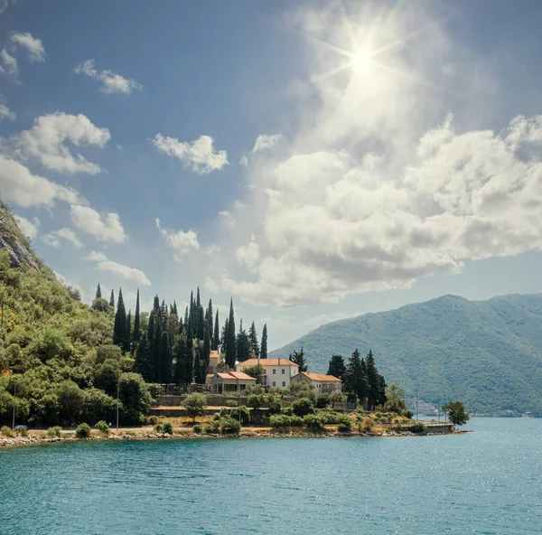 Kotori-öböl, Adriai-tenger, Montenegró. Gyönyörű kilátás nyílik a természeti táj. Kotor partja. Szcenikus nyári táj. nyári pihenés, nyaralás — Stock Fotó