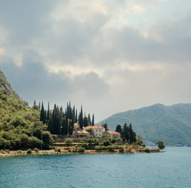 Adriyatik Denizi Kotor Körfezi, Karadağ. Doğal manzaranın güzel manzarası. Kotor kıyısı. Manzaralı yaz manzarası. Yaz tatili.