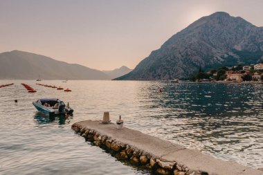 Karadağ 'ın Kotor körfezindeki bir istiridye çiftliğinde balıkçı teknesi. Yüksek Kalite Fotoğraf