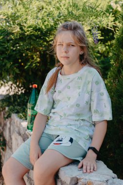 MEDITERRANEAN MEDİEVAL ŞEHRİ, OLD TOWN BUDVA, MONTENEGRO 'DA Güzel bir Yaz Günü' nde Antik Narrow Caddesi 'nde Yürüyen Kız Turist. Güzel, neşeli, genç bir kız Old Street 'te yürüyor.