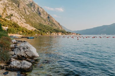 Karadağ 'ın Kotor Körfezi' ndeki istiridye çiftliği. Yüksek kalite fotoğraf.