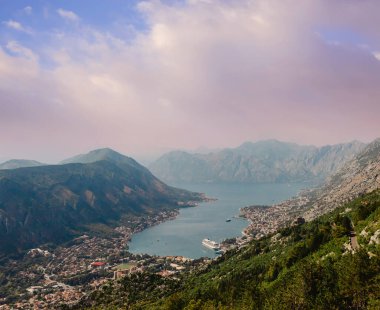 Kotor Bay - Karadağ - Doğa ve mimari geçmişi. Kotor Körfezi yukarıdan görünüyor. Karadağ 'ın Kotor Körfezi' ndeki panoramik manzara. Kotor güzel bir yaz gününde, Karadağ.