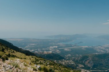 Güzel doğa dağları manzarası. Kotor Körfezi, Karadağ. Dağın tepesinde Kotor ve Tivat şehirleriyle Boka Körfezi manzarası, Karadağ