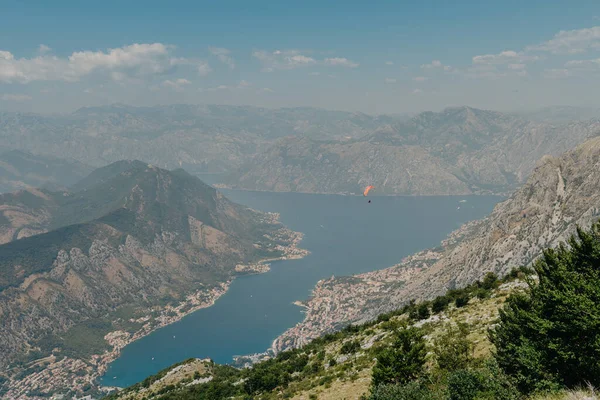 Piękny krajobraz gór natury. Zatoka Kotor, Czarnogóra. Widok na zatokę Boka, z miastami Kotor i Tivat ze szczytem góry, Czarnogóra — Zdjęcie stockowe