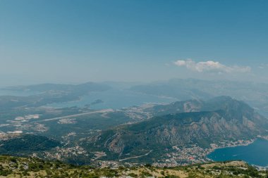 Güzel doğa dağları manzarası. Kotor Körfezi, Karadağ. Dağın tepesinde Kotor ve Tivat şehirleriyle Boka Körfezi manzarası, Karadağ