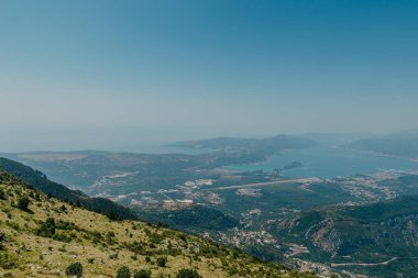 Güzel doğa dağları manzarası. Kotor Körfezi, Karadağ. Dağın tepesinde Kotor ve Tivat şehirleriyle Boka Körfezi manzarası, Karadağ