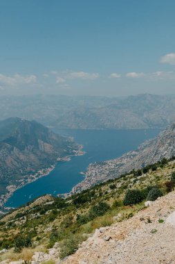 Güzel doğa dağları manzarası. Kotor Körfezi, Karadağ. Dağın tepesinde Kotor ve Tivat şehirleriyle Boka Körfezi manzarası, Karadağ