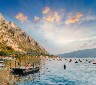 Karadağ 'ın Kotor Körfezi' ndeki istiridye çiftliği. Yüksek kalite fotoğraf.