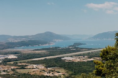 Güzel doğa dağları manzarası. Kotor Körfezi, Karadağ. Dağın tepesinde Kotor ve Tivat şehirleriyle Boka Körfezi manzarası, Karadağ