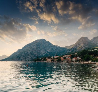 Gün batımı, ağaç siluetleriyle güzel bir manzara. Seyahat konsepti. Karadağ, Kotor Körfezi. Kotor Bay Montenegro 'da günbatımı. Karadağ 'ın Boko-Kotor Körfezi' nde günbatımı manzarası. Siluetler