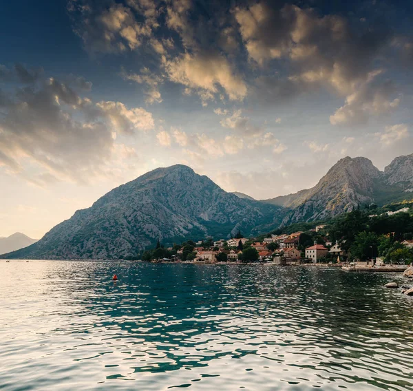 Gün batımı, ağaç siluetleriyle güzel bir manzara. Seyahat konsepti. Karadağ, Kotor Körfezi. Kotor Bay Montenegro 'da günbatımı. Karadağ 'ın Boko-Kotor Körfezi' nde günbatımı manzarası. Siluetler