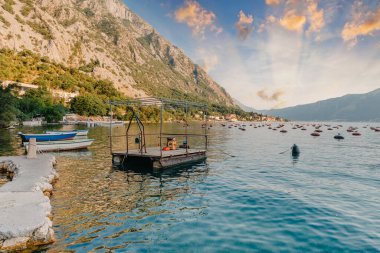 Karadağ 'ın Kotor Körfezi' ndeki istiridye çiftliği. Yüksek kalite fotoğraf.