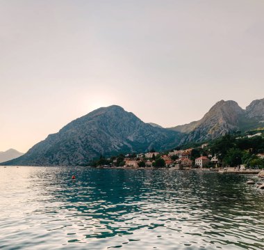 Gün batımı, ağaç siluetleriyle güzel bir manzara. Seyahat konsepti. Karadağ, Kotor Körfezi. Kotor Bay Montenegro 'da günbatımı. Karadağ 'ın Boko-Kotor Körfezi' nde günbatımı manzarası. Siluetler