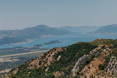 Güzel doğa dağları manzarası. Kotor Körfezi, Karadağ. Dağın tepesinde Kotor ve Tivat şehirleriyle Boka Körfezi manzarası, Karadağ