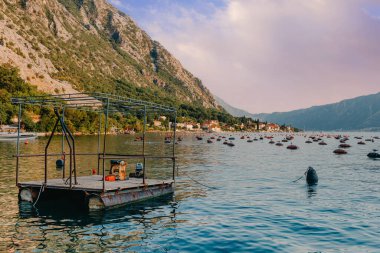 Karadağ 'ın Kotor Körfezi' ndeki istiridye çiftliği. Yüksek kalite fotoğraf.