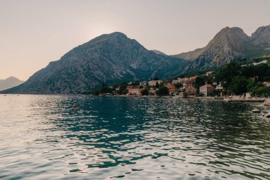Gün batımı, ağaç siluetleriyle güzel bir manzara. Seyahat konsepti. Karadağ, Kotor Körfezi. Kotor Bay Montenegro 'da günbatımı. Karadağ 'ın Boko-Kotor Körfezi' nde günbatımı manzarası. Siluetler