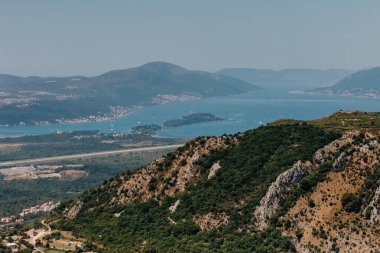 Güzel doğa dağları manzarası. Kotor Körfezi, Karadağ. Dağın tepesinde Kotor ve Tivat şehirleriyle Boka Körfezi manzarası, Karadağ