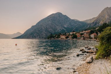 Karadağ 'ın Kotor körfezindeki bir istiridye çiftliğinde balıkçı teknesi. Yüksek Kalite Fotoğraf