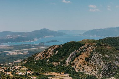 Güzel doğa dağları manzarası. Kotor Körfezi, Karadağ. Dağın tepesinde Kotor ve Tivat şehirleriyle Boka Körfezi manzarası, Karadağ