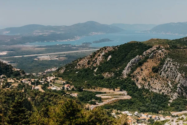 Piękny krajobraz gór natury. Zatoka Kotor, Czarnogóra. Widok na zatokę Boka, z miastami Kotor i Tivat ze szczytem góry, Czarnogóra — Zdjęcie stockowe