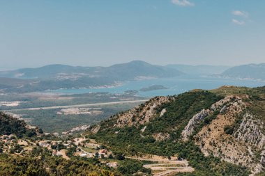 Güzel doğa dağları manzarası. Kotor Körfezi, Karadağ. Dağın tepesinde Kotor ve Tivat şehirleriyle Boka Körfezi manzarası, Karadağ