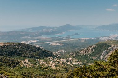 Güzel doğa dağları manzarası. Kotor Körfezi, Karadağ. Dağın tepesinde Kotor ve Tivat şehirleriyle Boka Körfezi manzarası, Karadağ